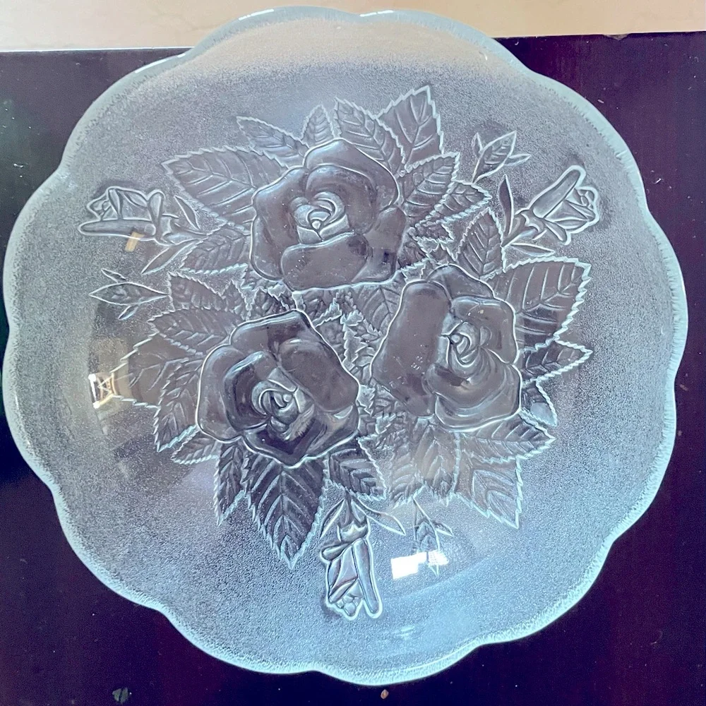 Set of 2 serving platters in cut glass. Size 6.5 inches each colour white &green - Picture 5 of 7